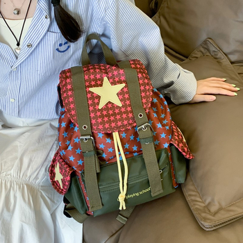 Раница със звезден принт, нейлонова материя, водоустойчива, капацитет под 20 л, извита презрамка