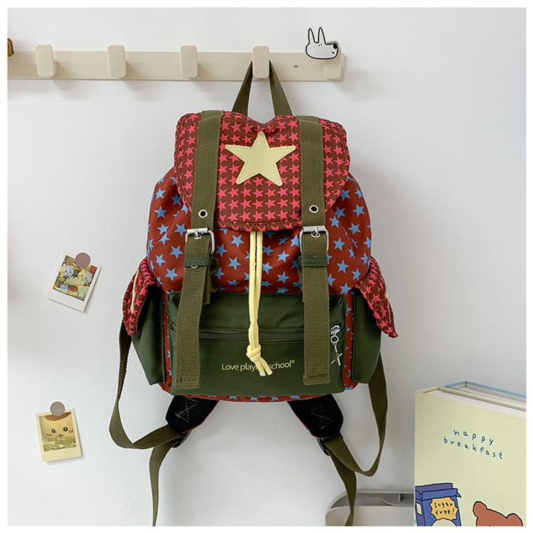 Раница със звезден принт, нейлонова материя, водоустойчива, капацитет под 20 л, извита презрамка