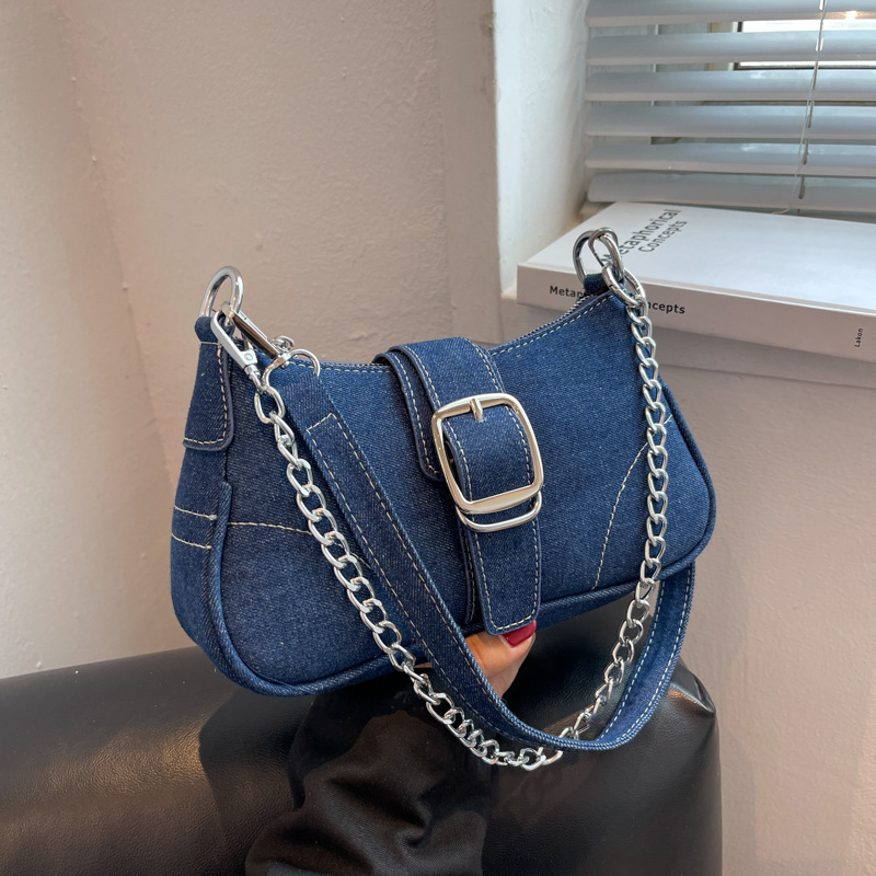 Geantă crossbody din denim, cu închidere magnetică, formă de dumpling, căptușeală din polyester, buzunar interior cu fermoar și buzunar pentru ID