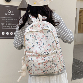 Σακίδιο με άνθινο μοτίβο για καθημερινή αστική χρήση, χωρητικότητα κάτω από 20 λίτρα, κατασκευασμένο από συνθετικό ύφασμα, καμπύλοι ιμάντες ώμου