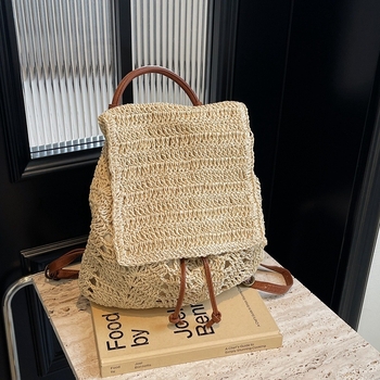 Раница от слама с закрита клапа, подплата с текстура трева, пролет 2018, за извънкласни занимания