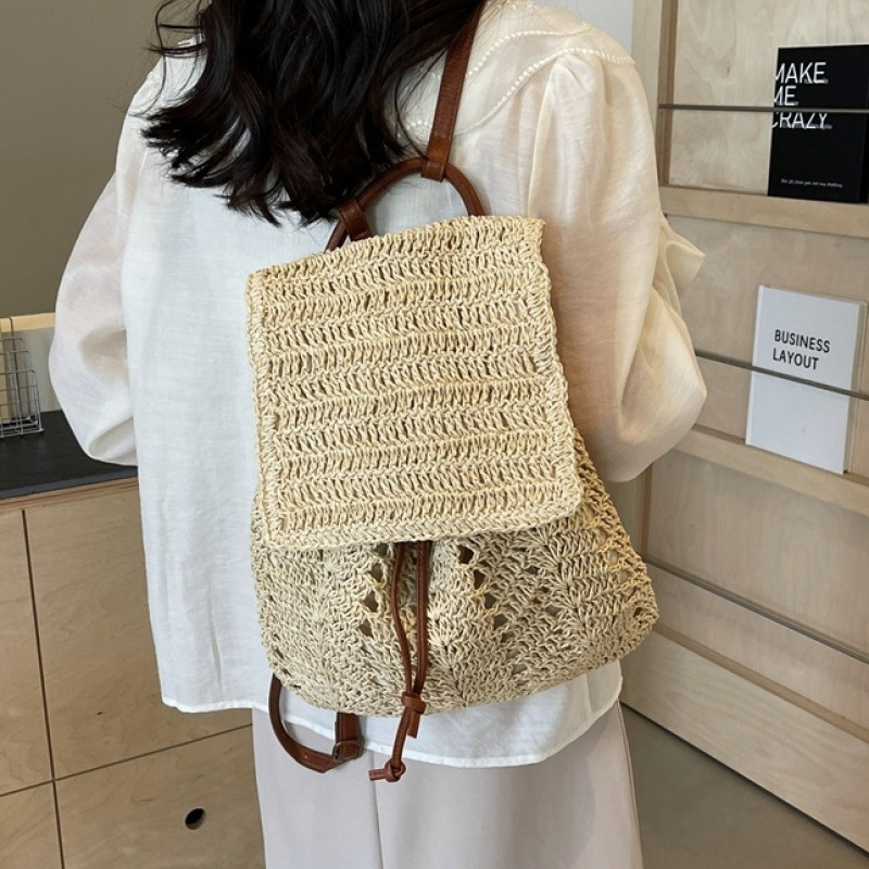 Раница от слама с закрита клапа, подплата с текстура трева, пролет 2018, за извънкласни занимания