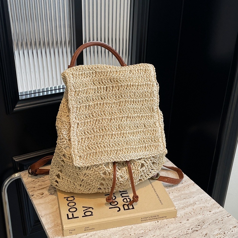 Раница от слама с закрита клапа, подплата с текстура трева, пролет 2018, за извънкласни занимания