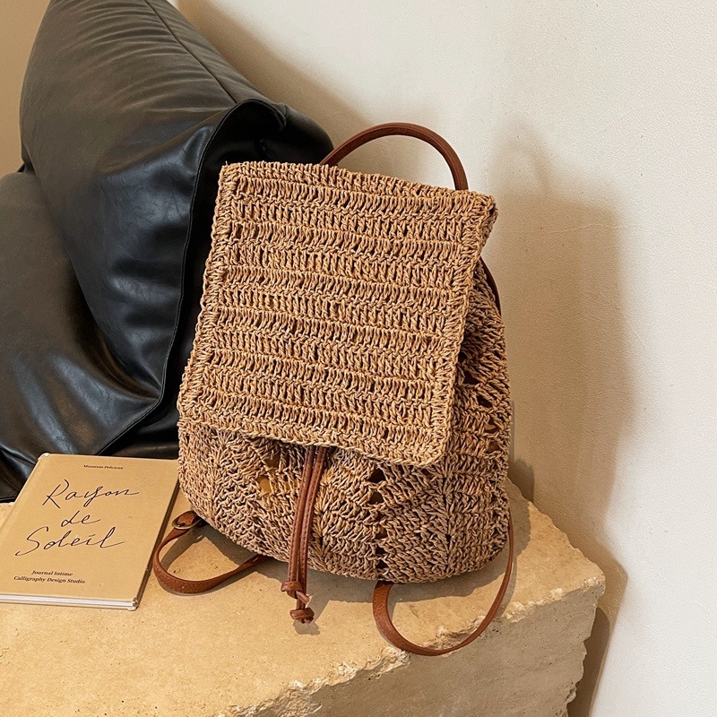 Раница от слама с закрита клапа, подплата с текстура трева, пролет 2018, за извънкласни занимания