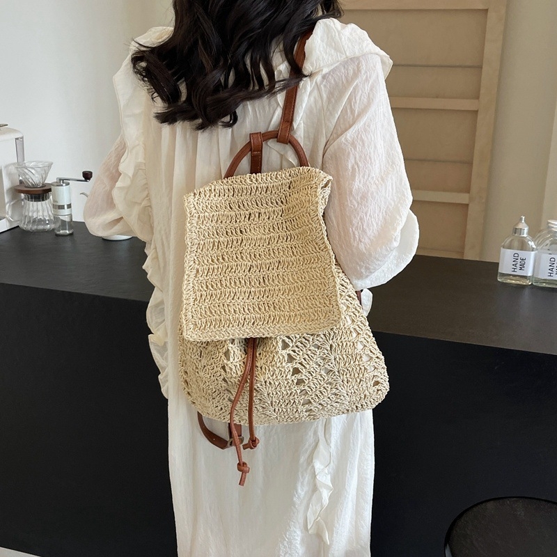 Раница от слама с закрита клапа, подплата с текстура трева, пролет 2018, за извънкласни занимания