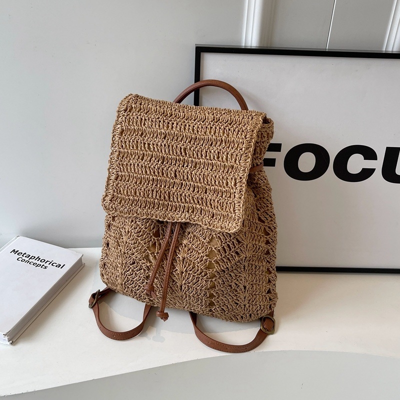 Раница от слама с закрита клапа, подплата с текстура трева, пролет 2018, за извънкласни занимания