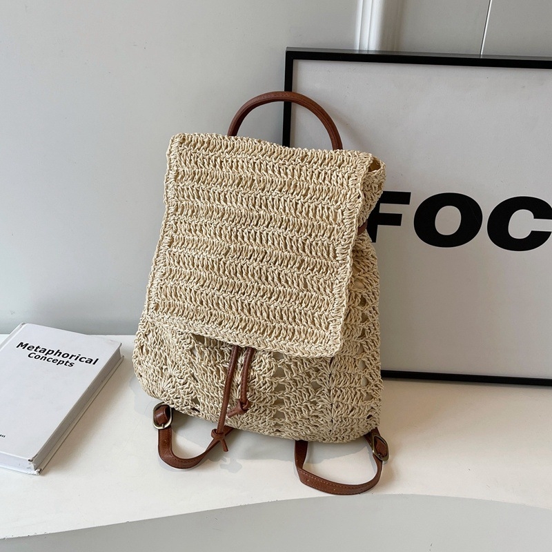 Раница от слама с закрита клапа, подплата с текстура трева, пролет 2018, за извънкласни занимания