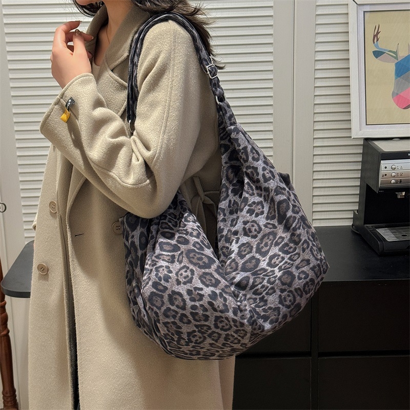 Dumpling torba preko ramena – leopard print, platnena, velika kapaciteta, zatvaranje zipom, unutarnji džepovi
