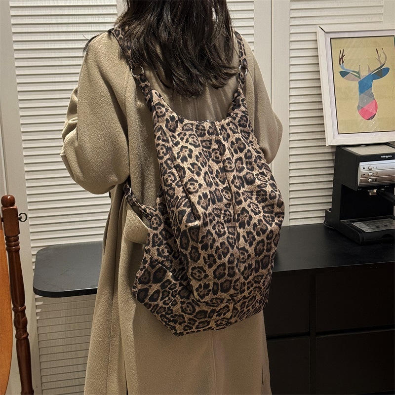 Dumpling torba preko ramena – leopard print, platnena, velika kapaciteta, zatvaranje zipom, unutarnji džepovi