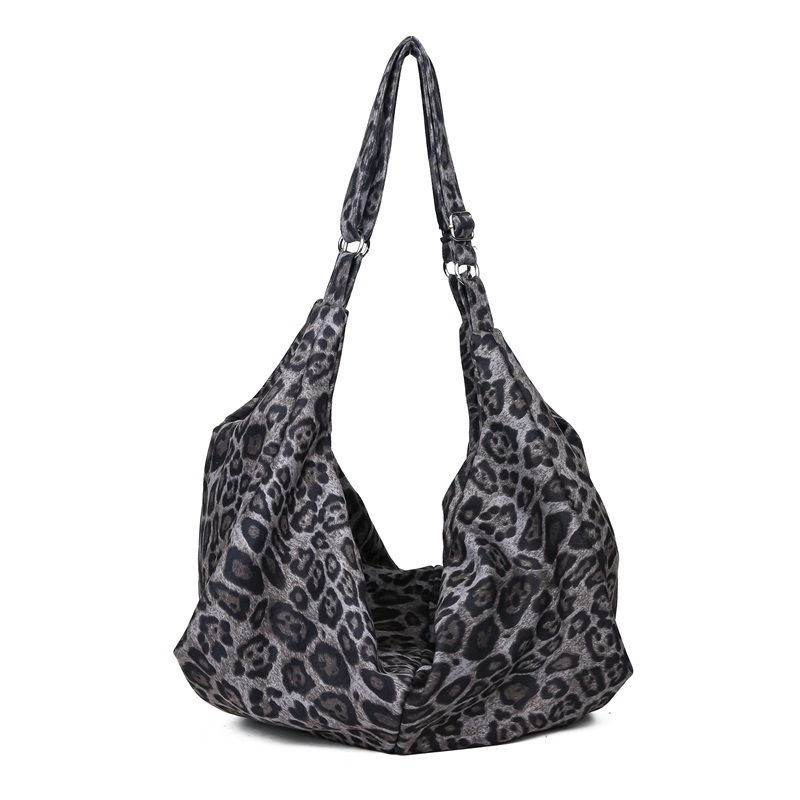 Dumpling torba preko ramena – leopard print, platnena, velika kapaciteta, zatvaranje zipom, unutarnji džepovi
