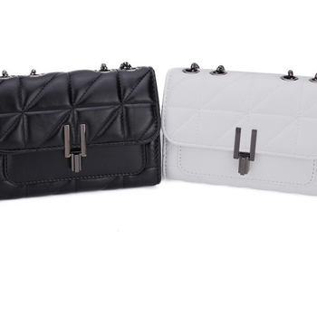 Crossbody torba s lancem – PVC, horizontalni kvadratni oblik, zaključavanje, pretinac za mobitel, Proljeće 2024