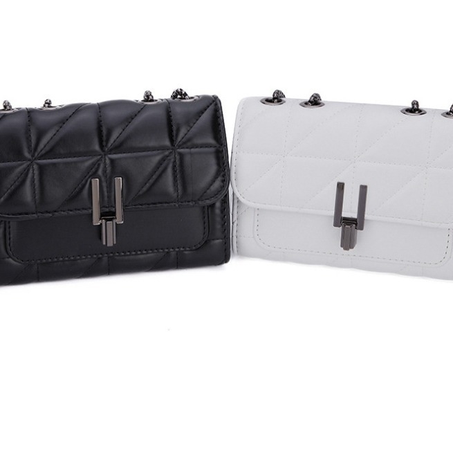 Crossbody torba s lancem – PVC, horizontalni kvadratni oblik, zaključavanje, pretinac za mobitel, Proljeće 2024