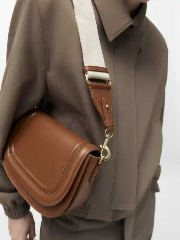 Geantă Saddle pentru femei | PU Piele, Închidere cu Capac, Curele de Umar duble, Compartiment pentru Telefon, Căptușeală din Poliester