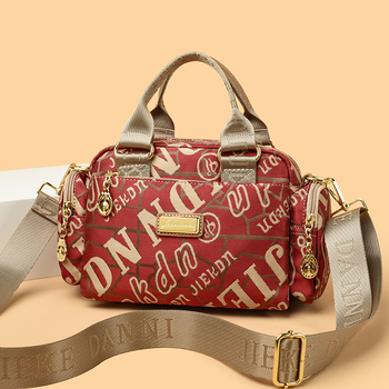 Női vízálló Oxford anyagú táska, kompakt négyszöges alak, cipzáras nyitás, belső zsebek (telefon, ID), poliészter bélés