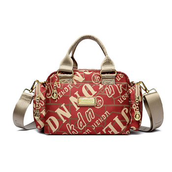 Női vízálló Oxford anyagú táska, kompakt négyszöges alak, cipzáras nyitás, belső zsebek (telefon, ID), poliészter bélés