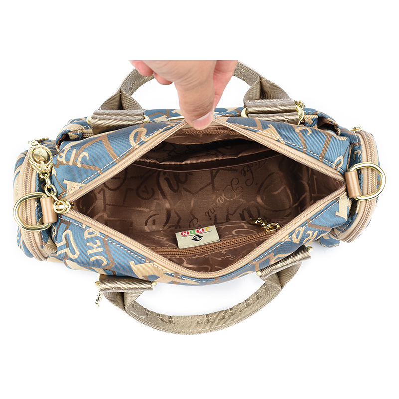 Női vízálló Oxford anyagú táska, kompakt négyszöges alak, cipzáras nyitás, belső zsebek (telefon, ID), poliészter bélés