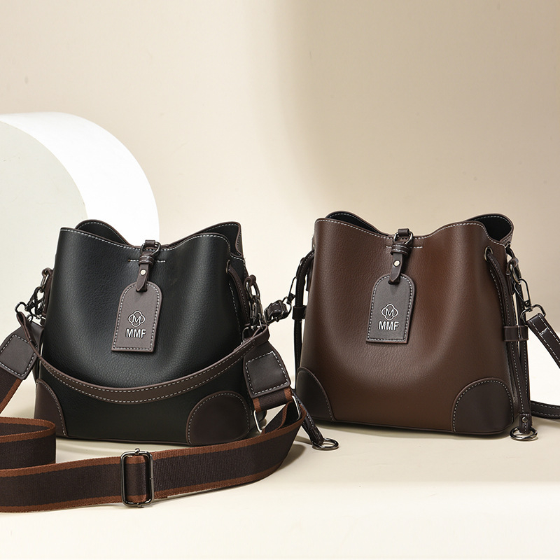 PU ämberkott kott lukuga, polüestri vooder, sisetasku, üks õlarihm