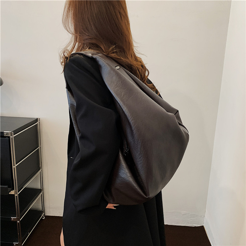 PU krepšys dumpling formos, crossbody rankinė su užtrauktuku uždarymu ir poliesterio pamušalas, vidinė kišenė su užtrauktuku