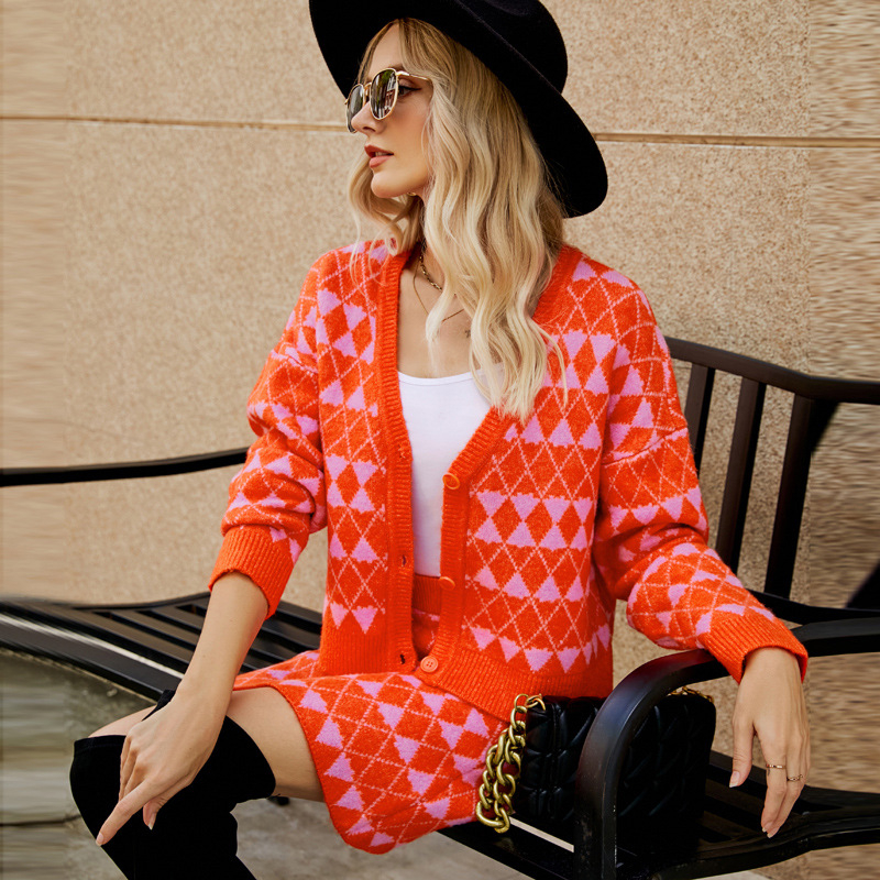 Dva dijela pleteni set: kardigan s V-izrezom i A-linijska suknja, džakardski uzorak romb; materijal: akril s elastanom; duljina 50–65 cm