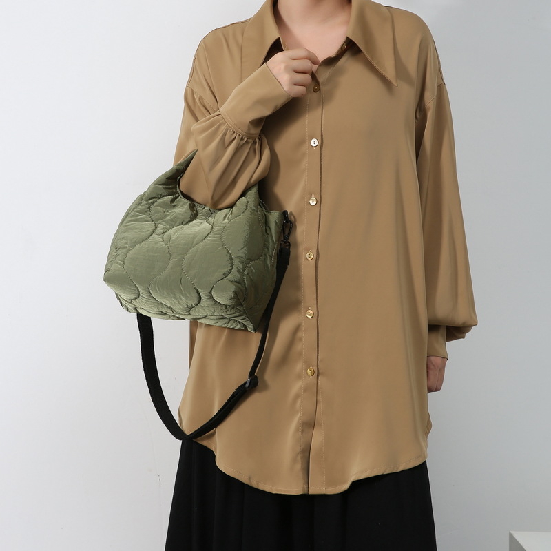 Najlonska tote torba, oblik košare, magnetsko zatvaranje, dvostruki remeni, džep za telefon