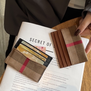 Moteriška kortelių dėklas iš tikros odos – ultra plonas, vientisas dizainas, pirmojo sluoksnio karvės odos, dryžių raštas, poliesterio pamušalas, žiema 2024