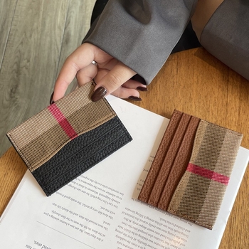 Moteriška kortelių dėklas iš tikros odos – ultra plonas, vientisas dizainas, pirmojo sluoksnio karvės odos, dryžių raštas, poliesterio pamušalas, žiema 2024