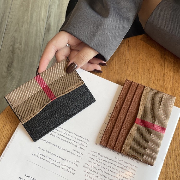 Moteriška kortelių dėklas iš tikros odos – ultra plonas, vientisas dizainas, pirmojo sluoksnio karvės odos, dryžių raštas, poliesterio pamušalas, žiema 2024