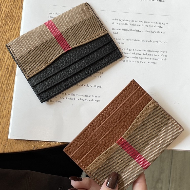 Moteriška kortelių dėklas iš tikros odos – ultra plonas, vientisas dizainas, pirmojo sluoksnio karvės odos, dryžių raštas, poliesterio pamušalas, žiema 2024