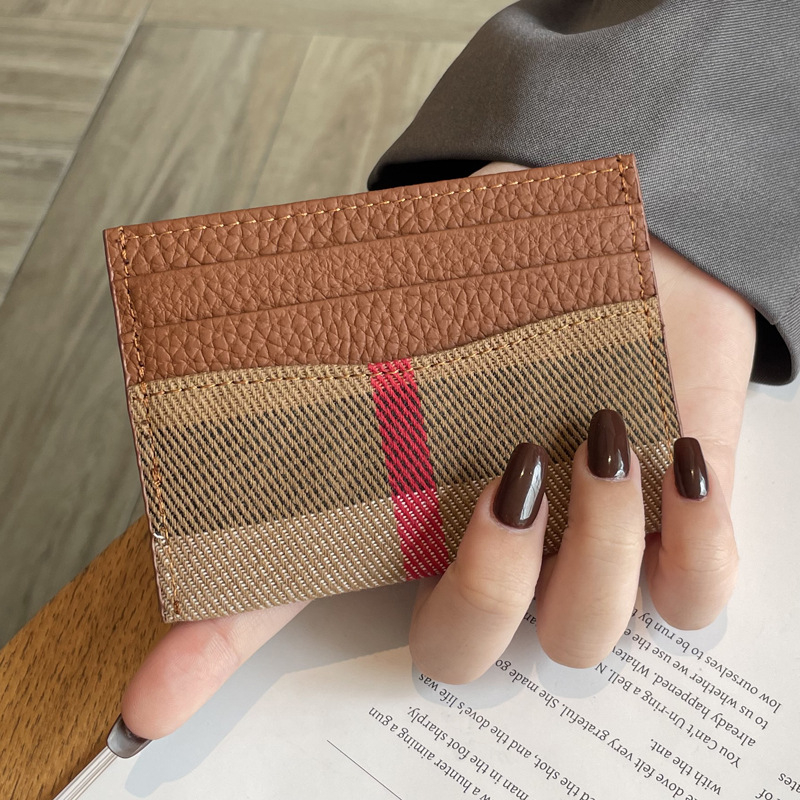 Moteriška kortelių dėklas iš tikros odos – ultra plonas, vientisas dizainas, pirmojo sluoksnio karvės odos, dryžių raštas, poliesterio pamušalas, žiema 2024