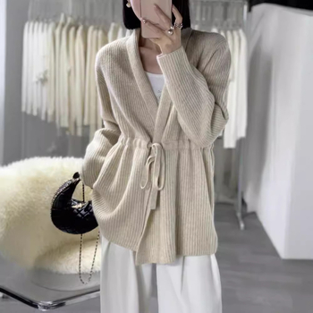 Vuneni pleteni kardigan s V-izrezom, vezanjem sprijeda, debeli materijal, dugi rukavi, srednje duljine