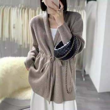 Vuneni pleteni kardigan s V-izrezom, vezanjem sprijeda, debeli materijal, dugi rukavi, srednje duljine