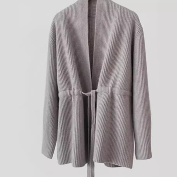 Vuneni pleteni kardigan s V-izrezom, vezanjem sprijeda, debeli materijal, dugi rukavi, srednje duljine