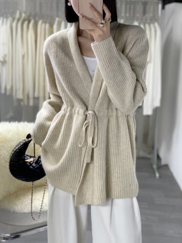 Vuneni pleteni kardigan s V-izrezom, vezanjem sprijeda, debeli materijal, dugi rukavi, srednje duljine
