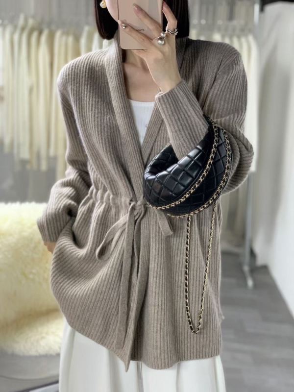 Vuneni pleteni kardigan s V-izrezom, vezanjem sprijeda, debeli materijal, dugi rukavi, srednje duljine