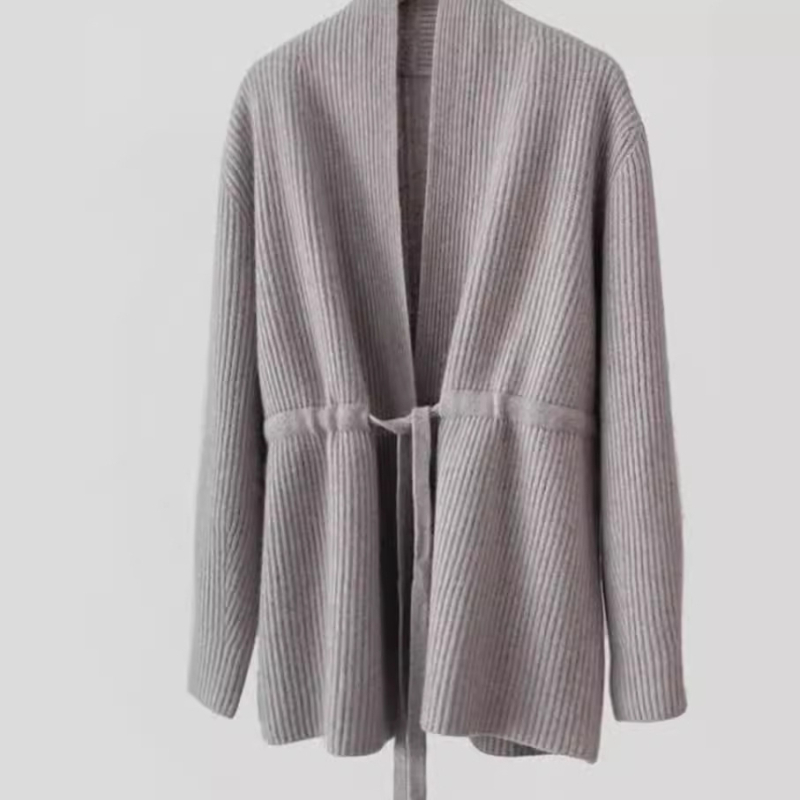 Vuneni pleteni kardigan s V-izrezom, vezanjem sprijeda, debeli materijal, dugi rukavi, srednje duljine