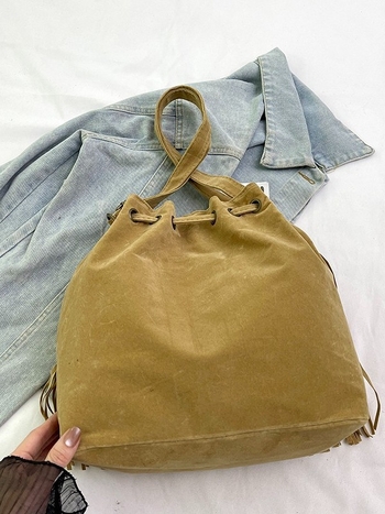 Torba za rame tipa kanta, PU materijal, gradski minimalistički stil, zatvaranje šnrom, unutarnji džep sa zatvaračem i džep za telefon