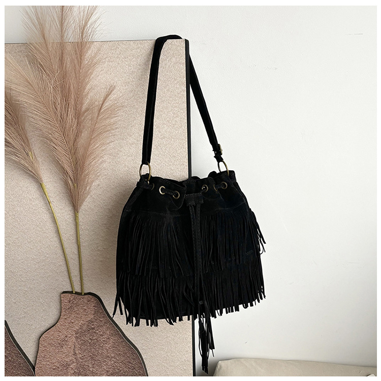 Torba za rame tipa kanta, PU materijal, gradski minimalistički stil, zatvaranje šnrom, unutarnji džep sa zatvaračem i džep za telefon