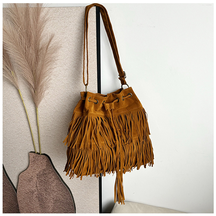 Torba za rame tipa kanta, PU materijal, gradski minimalistički stil, zatvaranje šnrom, unutarnji džep sa zatvaračem i džep za telefon