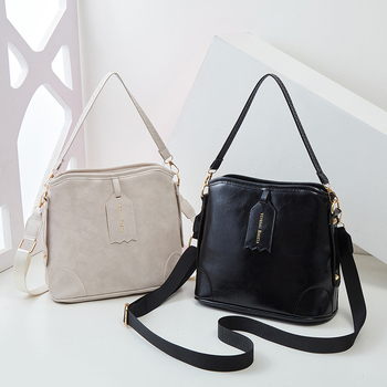 Geantă bucket din PU pentru femei, formă orizontală pătrată, închidere cu fermoar, căptușeală poliester, lansare primăvara 2025.