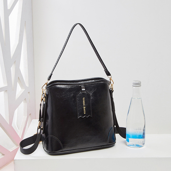 Geantă bucket din PU pentru femei, formă orizontală pătrată, închidere cu fermoar, căptușeală poliester, lansare primăvara 2025.