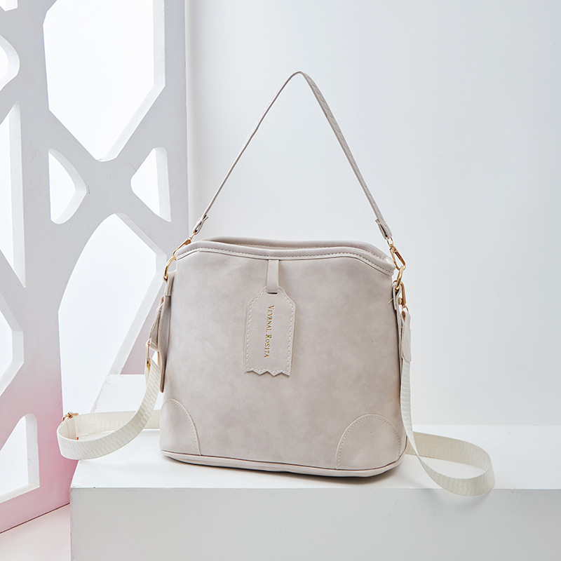 Geantă bucket din PU pentru femei, formă orizontală pătrată, închidere cu fermoar, căptușeală poliester, lansare primăvara 2025.