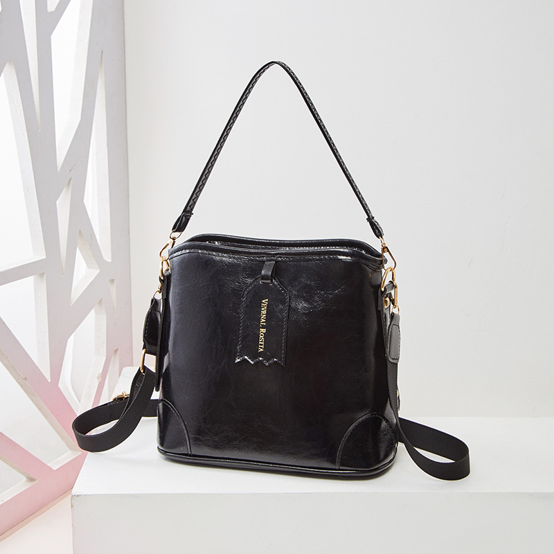 Geantă bucket din PU pentru femei, formă orizontală pătrată, închidere cu fermoar, căptușeală poliester, lansare primăvara 2025.