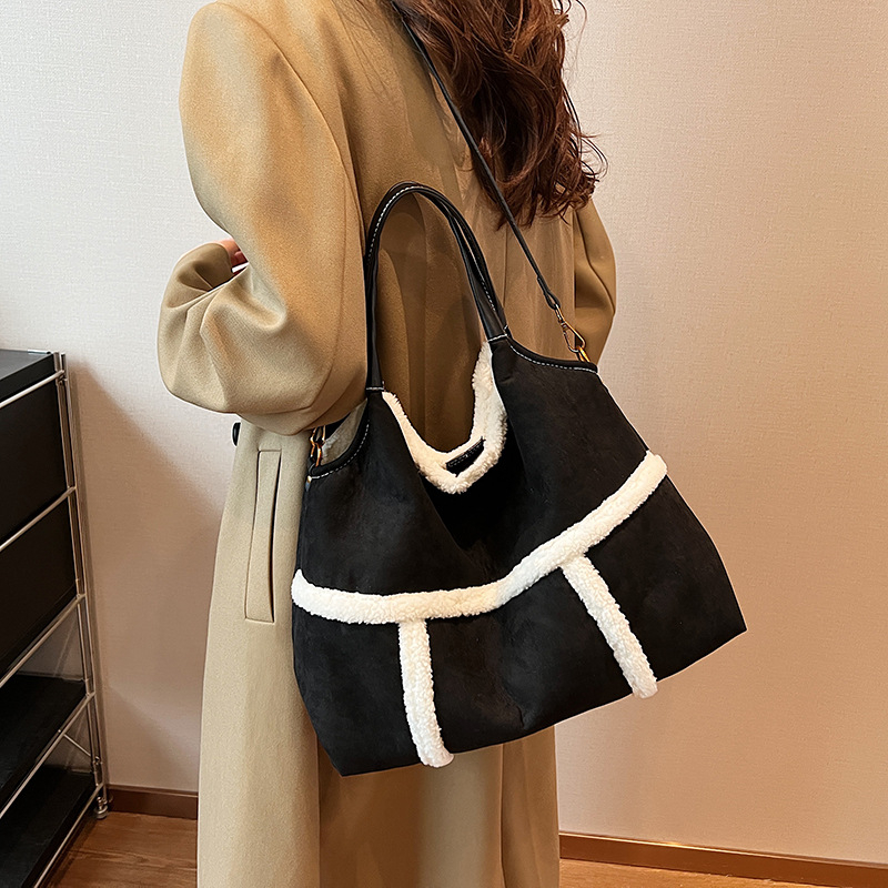 Tote torba – gradski stil, pliš materijal, vertikalni kvadratni oblik, magnetska kopča, džep za telefon