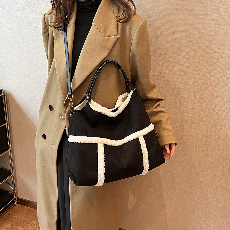 Tote torba – gradski stil, pliš materijal, vertikalni kvadratni oblik, magnetska kopča, džep za telefon