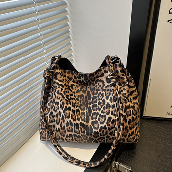 Ženska torba preko ramena – ulični stil, poseban materijal, horizontalni kvadratni oblik, magnetsko zatvaranje, skriveni džep sa zipom