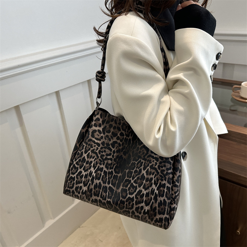 Ženska torba preko ramena – ulični stil, poseban materijal, horizontalni kvadratni oblik, magnetsko zatvaranje, skriveni džep sa zipom