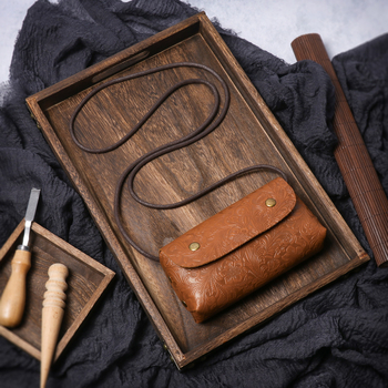 Ženska mini kvadratna torbica od prave kože, oblik jastuka, zatvaranje kapom, pretinac za mobitel