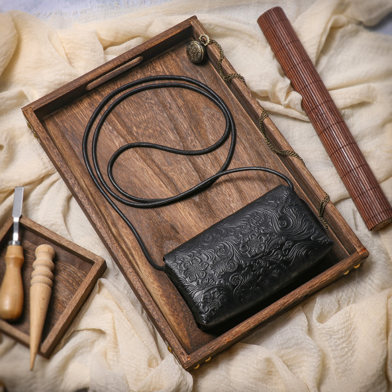 Ženska mini kvadratna torbica od prave kože, oblik jastuka, zatvaranje kapom, pretinac za mobitel