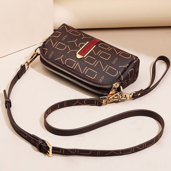 Ženska crossbody torba, kvadratnog dizajna, PVC materijal, zatvarač, za slobodno vrijeme