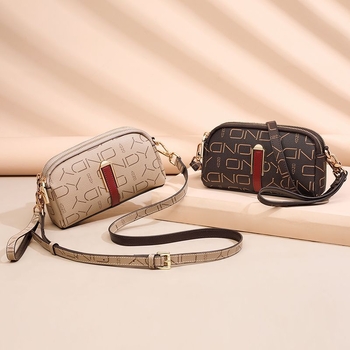 Ženska crossbody torba, kvadratnog dizajna, PVC materijal, zatvarač, za slobodno vrijeme